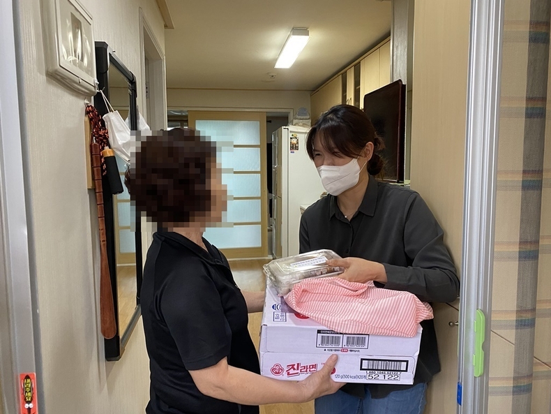 어르신에게 물품을 전달하고 있다. (사진=의정부 제공)