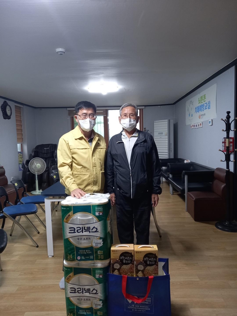위문품 전달 후 기념촬영을 하고 있다. (사진=과림동제공)
