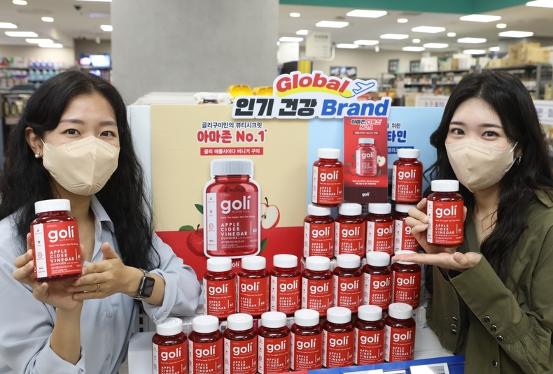 서울 송파구에 위치한 롯데마트 제타플렉스에서 대형마트 최초로 출시된 '골리구미'를 홍보하고 있는 모습. (사진=롯데마트 제공)