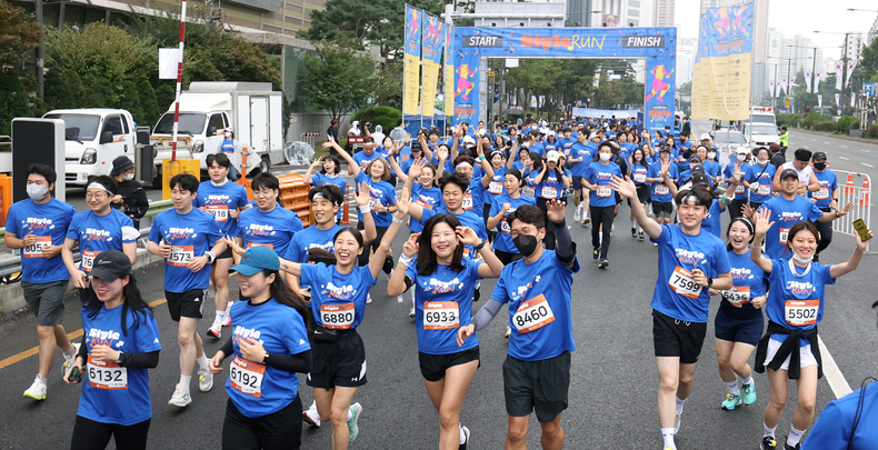 10월 2일(일) 서울 송파구에 위치한 잠실에서 '스타일런'에 참여하는 고객들이 러닝을 하는 모습. (사진=롯데백화점 제공)
