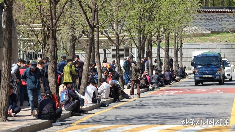 지난해 65세 이상 고령자 고용률은 34.9%, 실업률은 3.8%였다. 사진은 서울 종로의 종묘공원에서 바둑과 장기를 즐기는 노인들. (사진=한국시니어신문 강대호 기자)