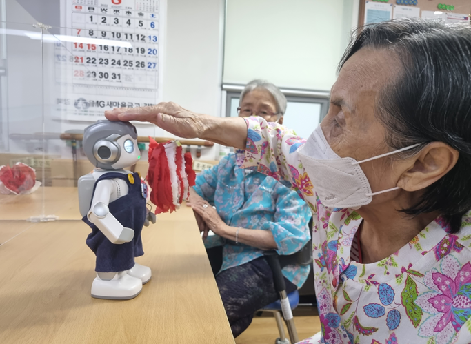 강북구 미아실버데이케어센터에서 로봇 활용 정서 돌봄(케어)서비스를 체험중인 어르신 교육생. (사진=서울시 제공)