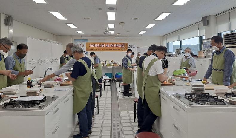남성 시니어 요리교실. (사진=공주시 제공)