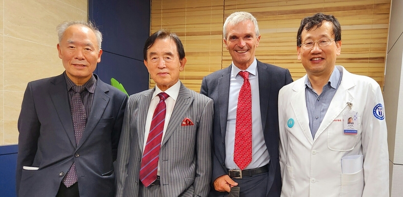관계자들이 기념촬영을 하고 있다. (사진=KASS 제공)