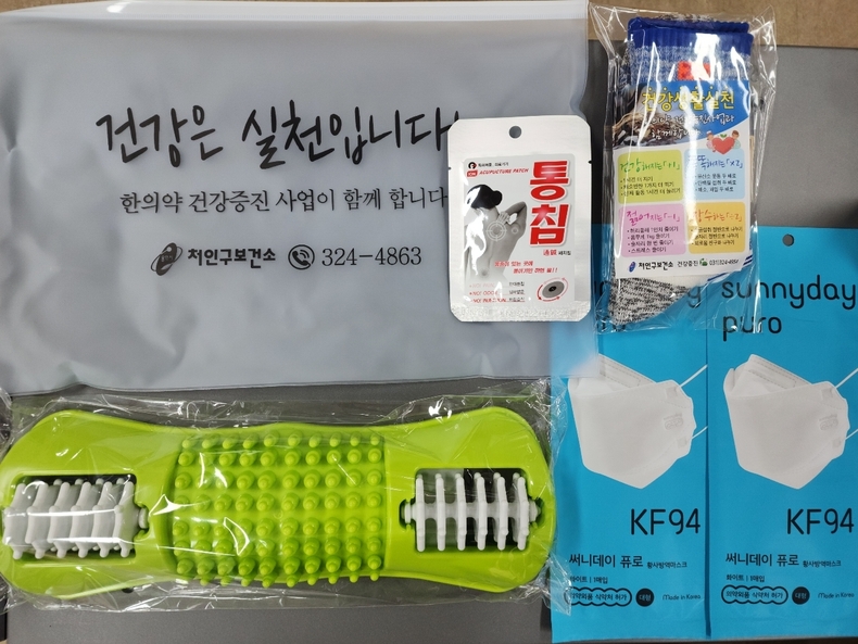 65세 이상 만성질환 취약계층 어르신에게 제공하는 '사랑의 건강꾸러미' 물품 4종. (사진=용인특례시 제공)