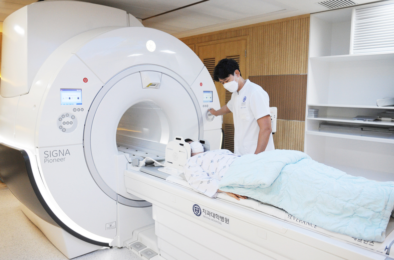 의료진이 환자 MRI(치과병원 전용) 촬영을 위해 준비 하고 있다. (사진=연세대학교 치과대학병원 제공)