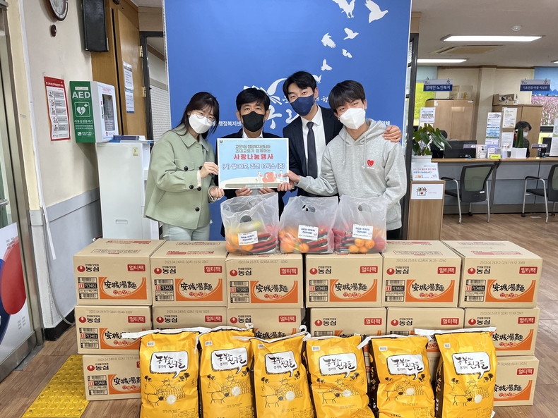 관계자들이 기념촬영을 하고 있다. (사진=구리시 제공)