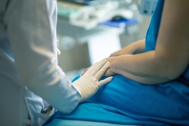 건강 경영 전략을 잘 짜기 위해서는 병원과 친해져야 하고, 평소 생활습관은 많이 걷는 방향으로 들이는 것이 좋다. (사진=픽사베이 제공)