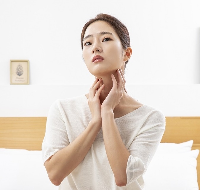 목을 숙이면서 어깨가 올라간 상태가 지속되면 목에 주름이 지고 근육이 뭉치면서 턱이 짓눌리게 된다. (사진=클립아트코리아 제공)