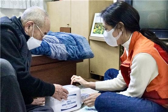 독거노인종합지원센터는 SK하이닉스와 온수매트 500대를 지역사회 독거 어르신들에게 지원했다. (사진=독거노인종합지원센터 제공)