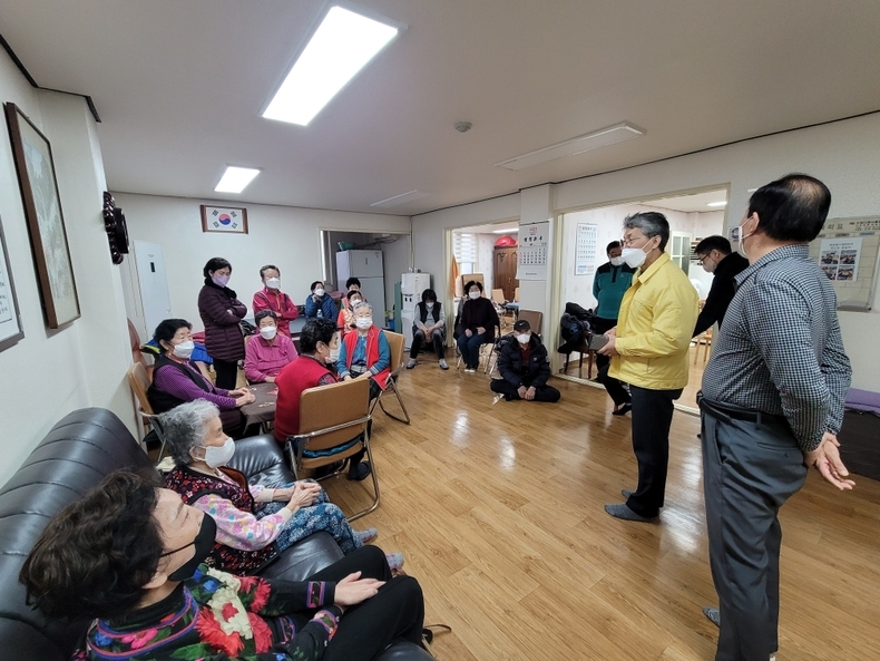 정왕1동 행정복지센터는 경로당을 방문해 코로나19 2가 백신 추가접종을 안내하고, 한파에 대비해 건강관리에 유의해 달라고 당부했다. (사진=시흥시 제공)