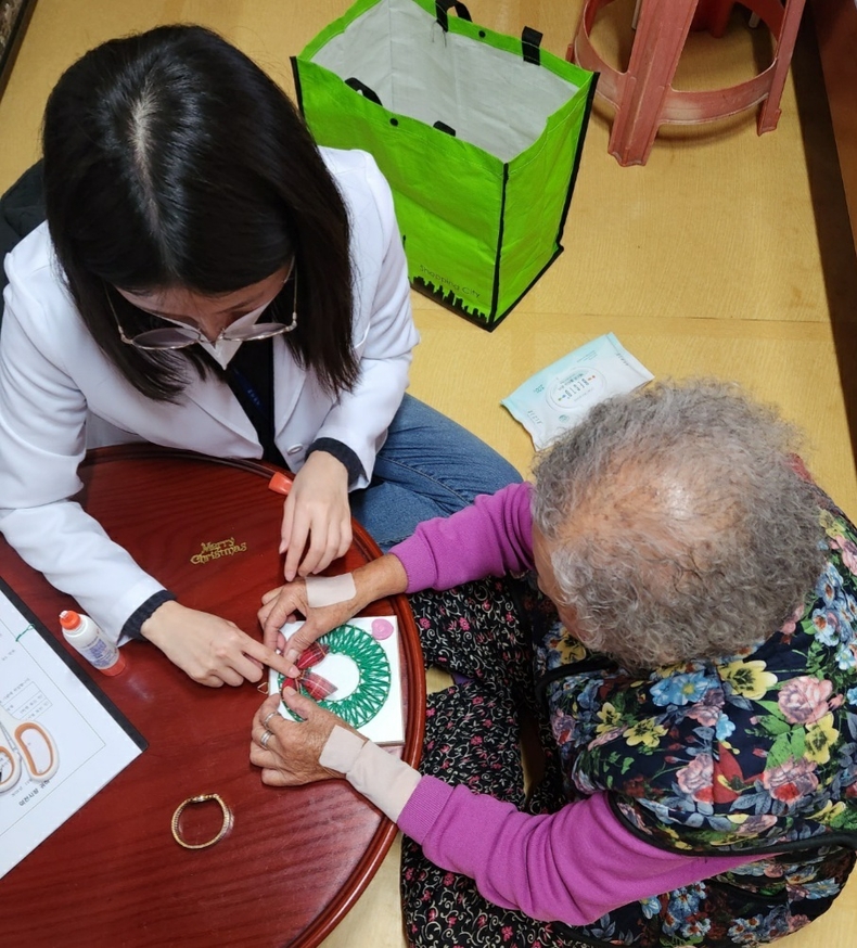맞춤형사례관리 대상자 방문 모습. (사진=이천시 제공)