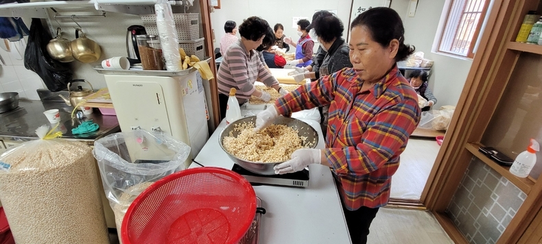 산자(쌀과자) 나눔 행사를 위해 산자 만들기. (사진=시흥시 제공)