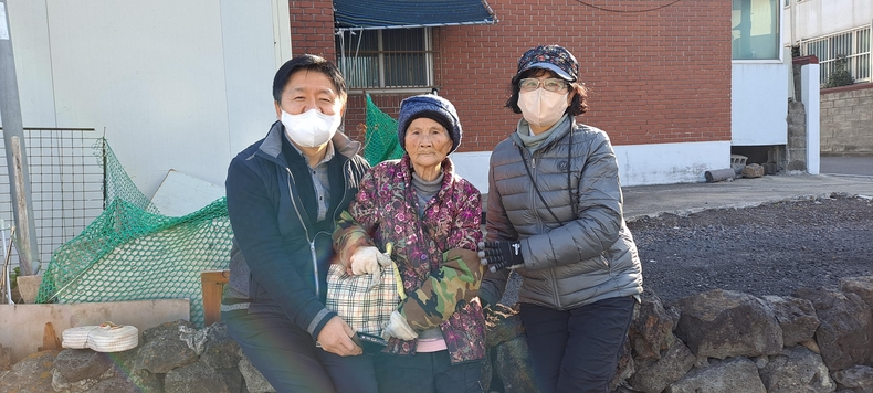 『펜안하우꽈』봉사단은 설을 맞이하여 돌봄이 필요한 홀로사는 어르신들에게 위문품을 전달했다. (사진=제주시 제공)