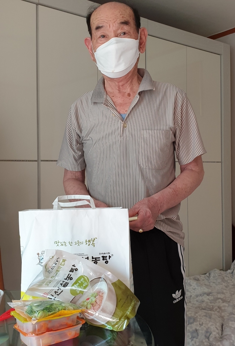 사랑의 설농탕 나눔. (사진=독거노인종합지원센터 제공)