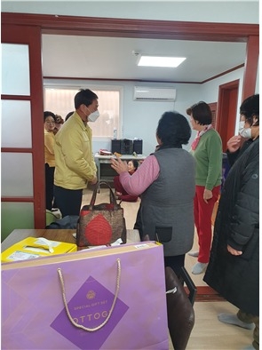 어르신들에게 설 명절 선물을 전달하는 모습. (사진=시흥시 제공)