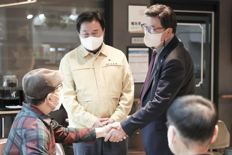 임병택 시흥시장(가운데). (사진=시흥시 제공)