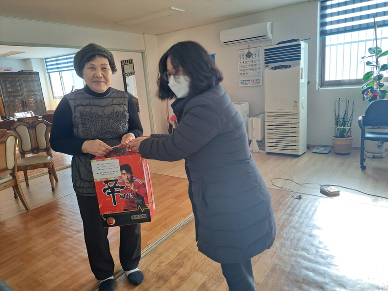 위문품 전달 모습. (사진=시흥시 제공)