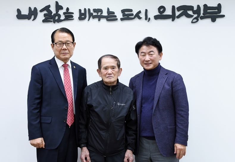 최동복 어르신(가운데). (사진=의정부시 제공)