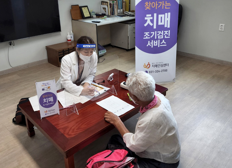 처인구보건소 치매안심센터 관계자가풍덕천2동 현대성우아파트 경로당에서 치매조기검진 서비스를 제공하고 있다. (사진=용인특례시 제공)