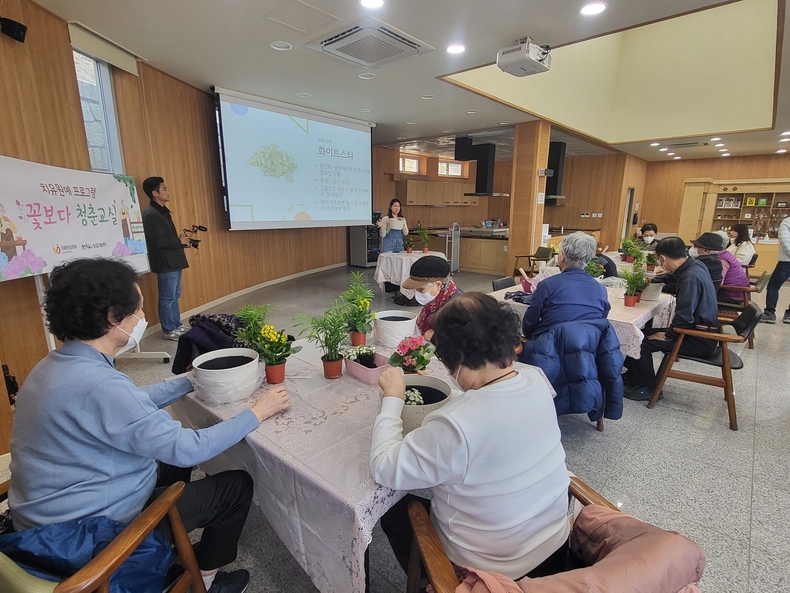 기흥구보건소 치매안심센터가 운영하는 치유원예 치매 예방프로그램 '꽃보다 청춘 교실'. (사진=용인특례시 제공)