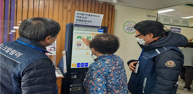 노인일자리‘키오스크 알림이’사업에 참여 중인 어르신. (사진=인천시 제공)