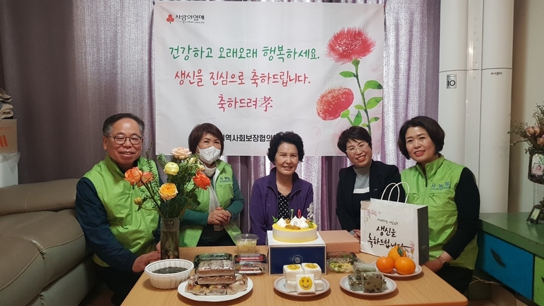 용인특례시 기흥구 서농동은 홀로 어르신 가구를 방문해 깜짝 선물을 전달했다. (사진=용인특례시 제공)