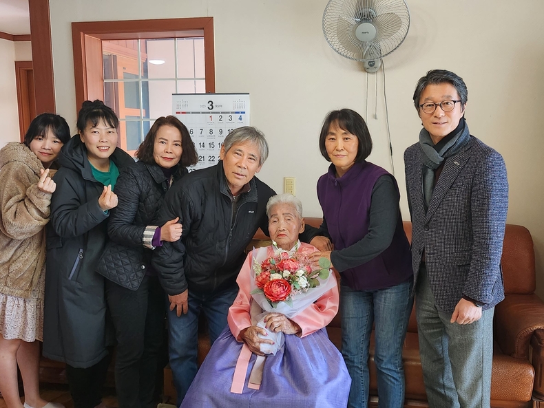 김해성 어르신의 100세 생일을 축하하기 위해 지원한 포곡읍 관계자들의 모습. (사진=용인시 제공)
