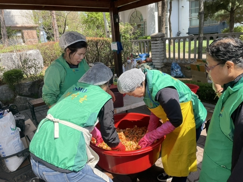 저소득 독거노인을 위한 ‘정왕1동 계절김치 나눔사업’. (사진=시흥시 제공)
