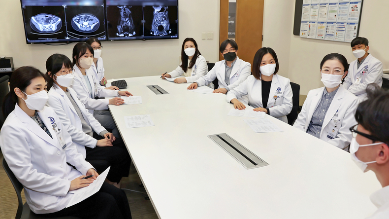 세브란스병원 염증성 장질환 센터 다학제 클리닉 의료진이 염증성 장질환 환자의 치료 방향에 대해 논의하고 있다. (사진=세브란스병원 제공)