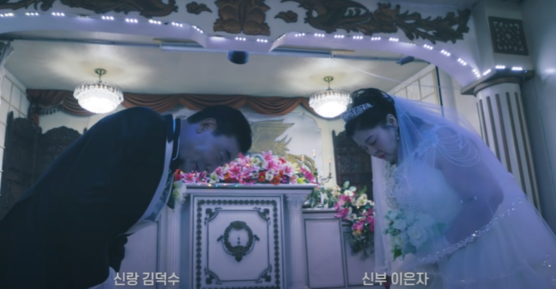 백낙삼 대표의 지원을 받아 결혼식을 올리고 있는 부부. (사진=LG 유튜브 채널 영상 갈무리)