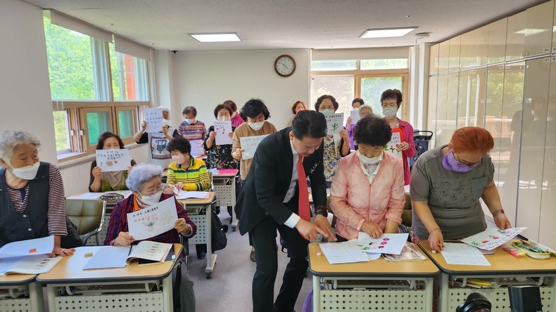 오언석 도봉구청장은 지난 5월 19일 창동종합사회복지관을 방문해 어르신 복지프로그램을 참관했다. (사진=도봉구 제공)