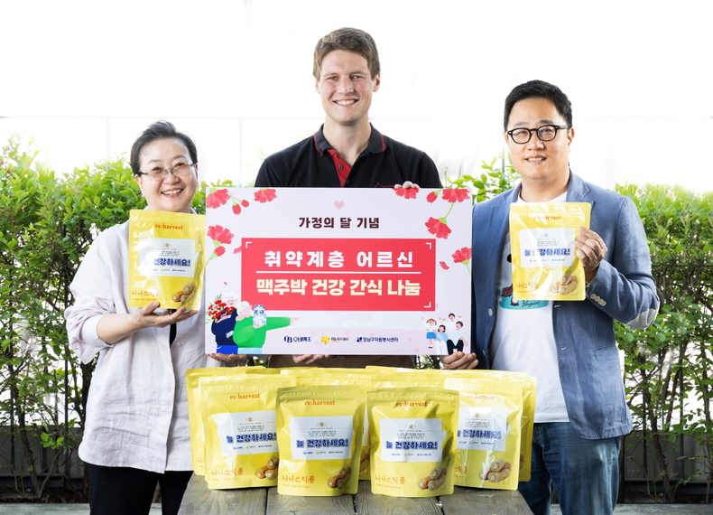 현대카드 쿠킹라이브러리에서 열린 전달식에서 오비맥주 법무정책홍보부문 구자범 수석부사장(오른쪽)과 아시아 본사(버드와이저 APAC) 법무정책홍보부문 크렉 부사장(가운데), 강남구자원봉사센터 이화옥 센터장(왼쪽)이 기념촬영을 하고 있다. (사진=오비맥주 제공)