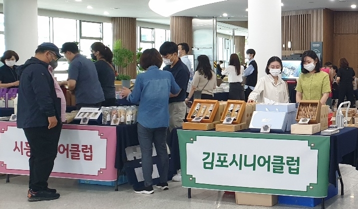 노인생산품 판매행사. (사진=경기도 제공)