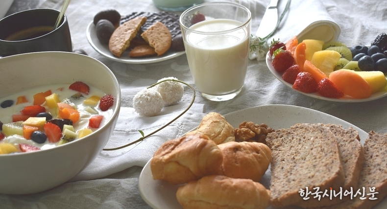 많은 당뇨병 환자들이 빵을 완전히 포기해야 한다고 생각하지만, 이는 잘못된 상식이다. 중요한 것은 빵의 종류와 섭취량, 그리고 함께 먹는 음식이다.