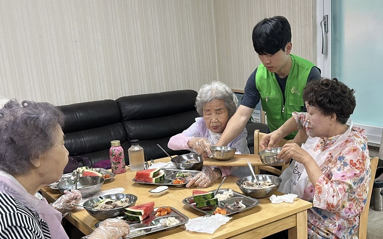 BBQ의 대학생 봉사단 ‘올리버스’가 서울 송파구 문정2동 경로당을 찾아 어르신들을 위한 삼계탕 나눔 봉사 활동을 하고 있다. (사진=제너시스BBQ 그룹 제공)