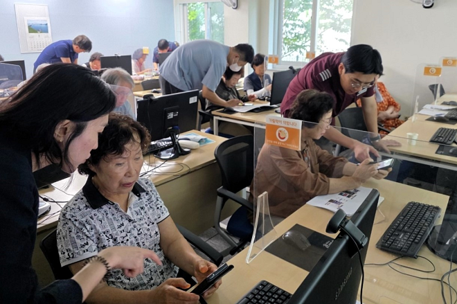 에스알 광주승무센터와 호남차량센터 임직원들로 구성된 ‘빛고을봉사단’은 11일(월) 광주서구노인종합복지관을 찾아 관내 디지털 취약계층을 대상으로 SRT 앱 활용교육에 나섰다. (사진=에스알 제공)
