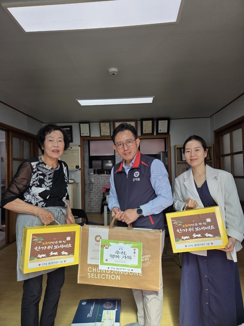 군자동 행정복지센터가 관내 경로당 18곳을 방문해 어르신들에게 명절 선물을 전달하고 덕담을 나눴다. (사진=시흥시 제공)