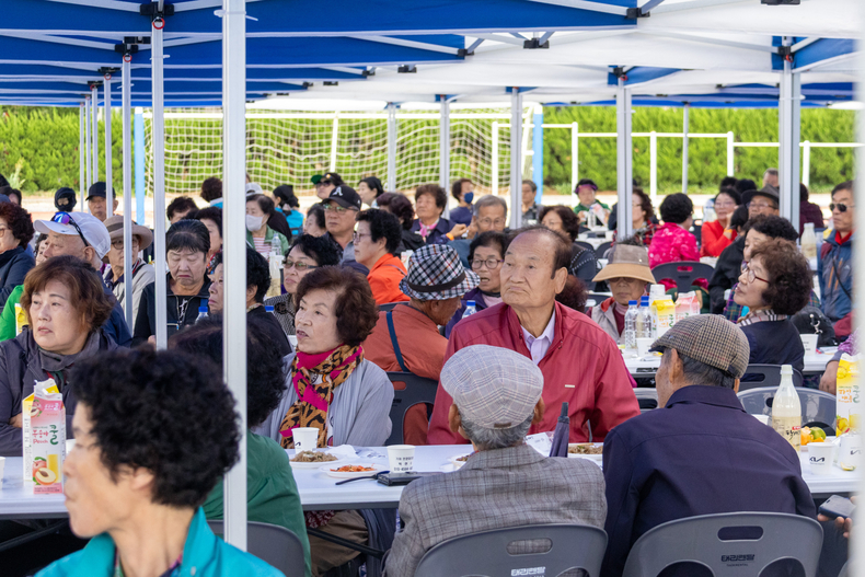 19일(일) 언양고등학교에서 열린 언양읍 경로위안잔치 사진. 이날 롯데삼동복지재단은 '신격호 롯데 효사랑 효도잔치 지원 전달식'을 열고 잔치에 참석한 어르신들께 선물세트를 지원하는 시간을 가졌다. (사진=롯데삼동복지재단 제공)