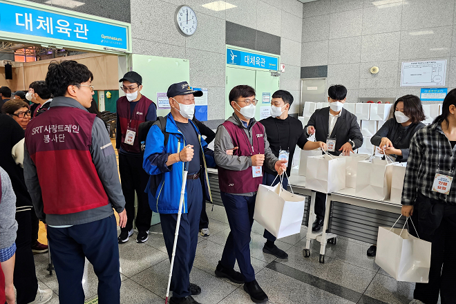 수서승무센터(센터장 신종식) 임직원 봉사단인 ‘행목나눔 봉사단’은 23일(목) 서울 강남구 강남스포츠문화센터에서 열린 ‘2025 수서동 경로잔치’ 행사에 참여해 안전한 경로잔치를 위한 사회공헌활동을 펼쳤다. (사진=에스알 제공)