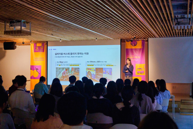 지난 10월 17일 서울 성수에서 열린 ‘open day : 의성에서 찾은 해답’에서 발굴한 문제를 발표 중인 Sunny. (사진=SK행복나눔재단 제공)